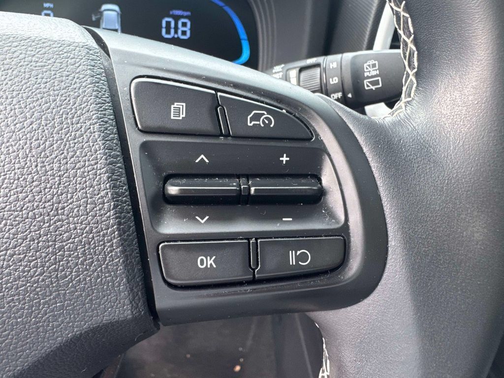 Certified 2024 Hyundai Venue Limited FWD image 21