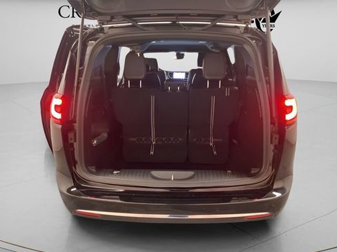 Used 2025 Chrysler Pacifica Select AWD/4WD image 29