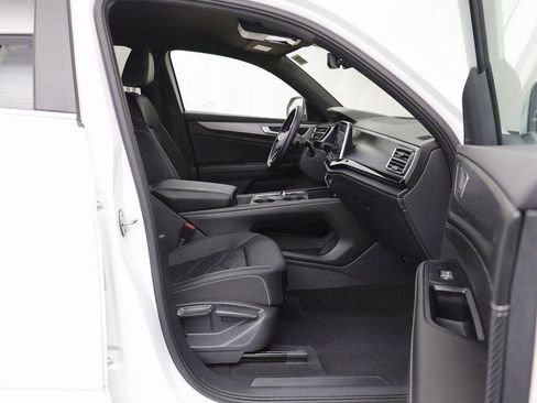 Used 2025 Volkswagen Atlas Cross Sport SE image 17