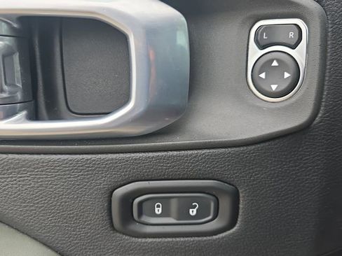 Used 2025 Jeep Gladiator Mojave AWD/4WD image 28