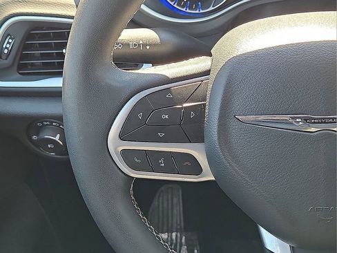 Used 2025 Chrysler Pacifica Select FWD image 18
