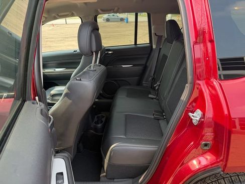 Used 2017 Jeep Compass Latitude FWD image 9