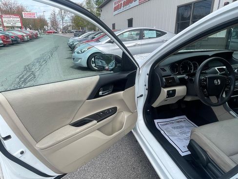 Used 2017 Honda Accord LX image 10