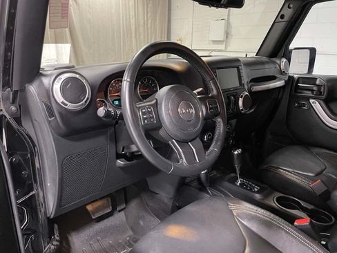 Used 2017 Jeep Wrangler Unlimited Sahara w/ Dual Top Group AWD/4WD image 10