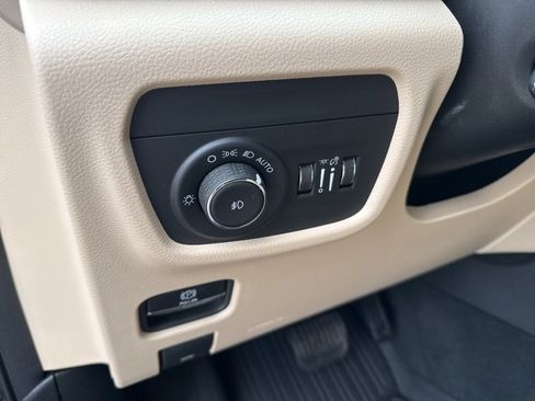 Used 2025 Jeep Grand Cherokee L Limited w/ Luxury Tech Group II image 19