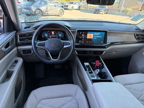 Used 2025 Volkswagen Atlas SE AWD/4WD image 17