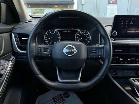 Used 2025 Nissan Rogue SV image 32