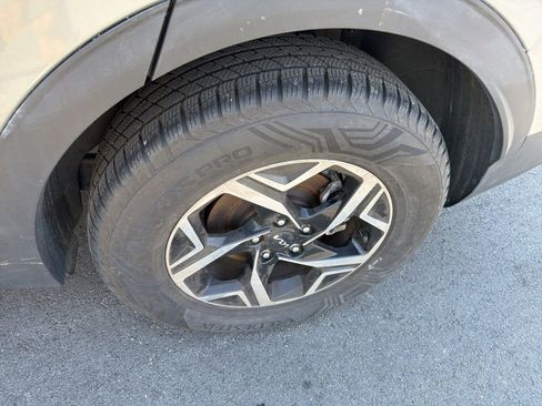 Used 2024 Kia Sportage LX image 9