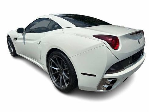 Used 2014 Ferrari California RWD image 3