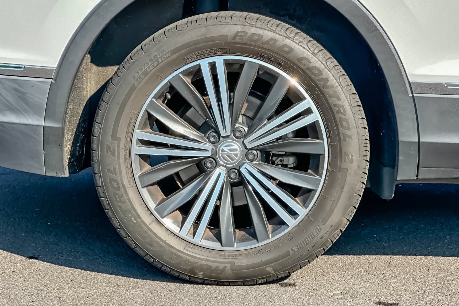 Used 2019 Volkswagen Tiguan SEL w/ 3rd Row Seat Package AWD/4WD image 39