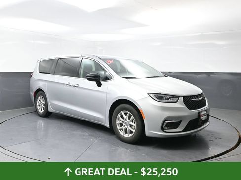 Used 2024 Chrysler Pacifica Touring-L FWD image 5