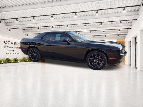 Used 2020 Dodge Challenger SXT w/ Driver Convenience Group RWD image 16