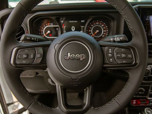 Used 2025 Jeep Gladiator Rubicon AWD/4WD image 17