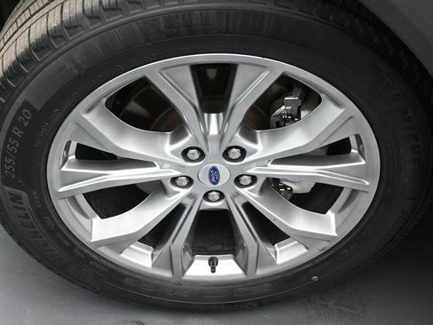 Used 2022 Ford Explorer XLT w/ Equipment Group 202A AWD/4WD image 18