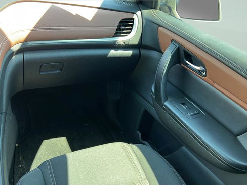 Used 2017 Chevrolet Traverse LT w/ Style and Technology Package FWD image 16