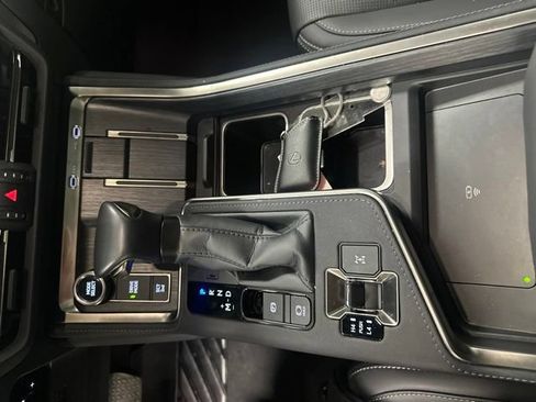 Used 2025 Lexus GX 550 w/ Accessory Package (2T) AWD/4WD image 14