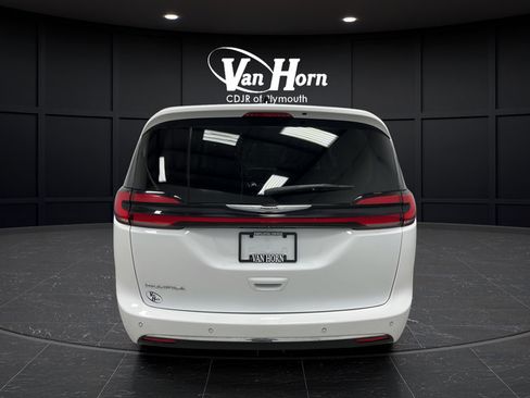 Used 2023 Chrysler Pacifica Touring-L FWD image 6