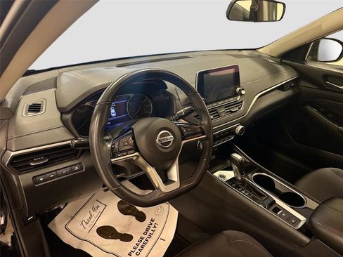 Used 2022 Nissan Altima 2.5 SV w/ SV Premium Package image 9