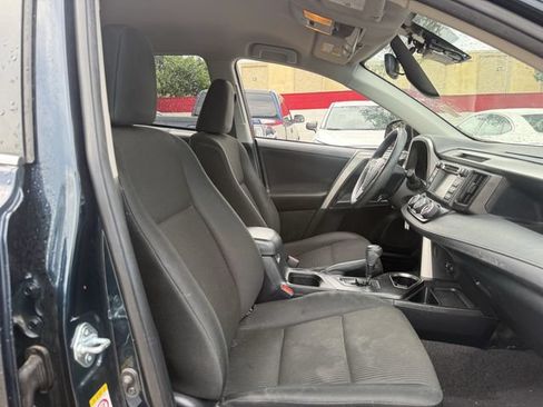 Used 2018 Toyota RAV4 LE FWD image 27