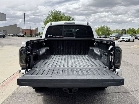 Used 2017 Toyota Tacoma SR5 w/ Tow Package AWD/4WD image 8