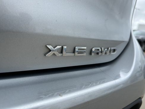Used 2020 Toyota Highlander XLE AWD/4WD image 9