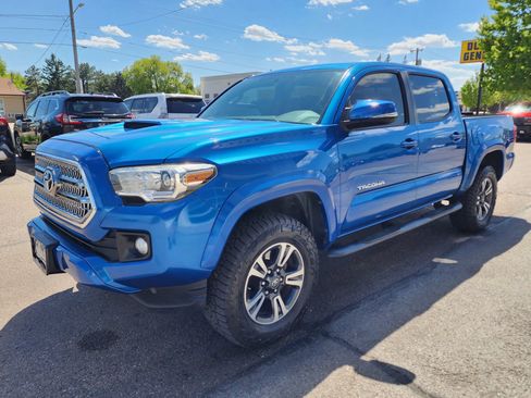 Used 2016 Toyota Tacoma TRD Sport w/ Towing Package AWD/4WD image 4