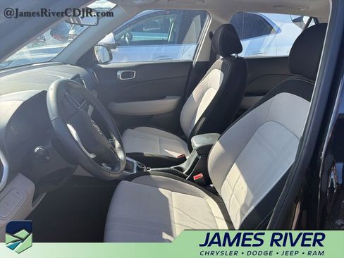 Used 2025 Hyundai Venue SEL image 2