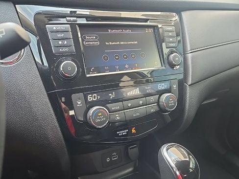 Used 2018 Nissan Rogue SV w/ Premium Package FWD image 20