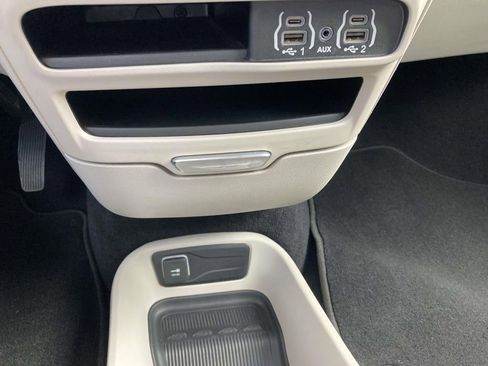 Used 2023 Chrysler Pacifica Touring-L FWD image 28