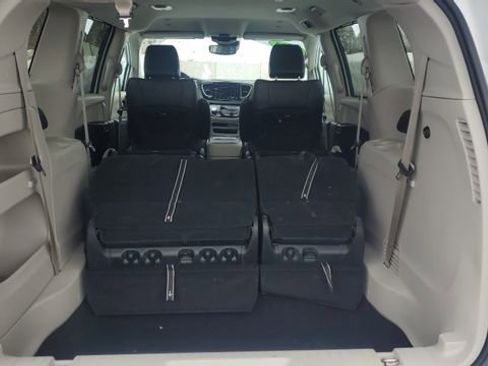 Certified 2024 Chrysler Pacifica Touring-L image 29