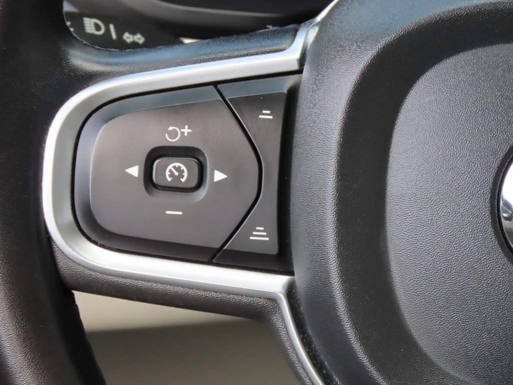 Used 2022 Volvo XC60 B5 Momentum AWD/4WD image 40