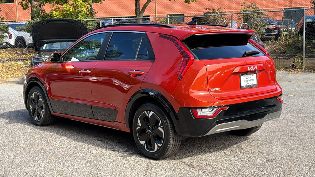 Used 2023 Kia Niro Wave w/ Wave Preserve Package FWD image 3