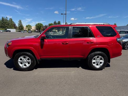 Used 2022 Toyota 4Runner SR5 AWD/4WD image 5