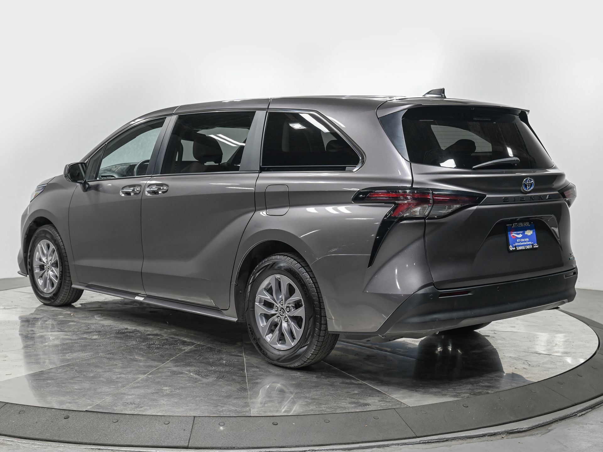 Used 2024 Toyota Sienna XLE FWD image 3