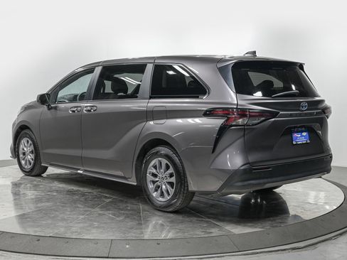 Used 2024 Toyota Sienna XLE FWD image 3