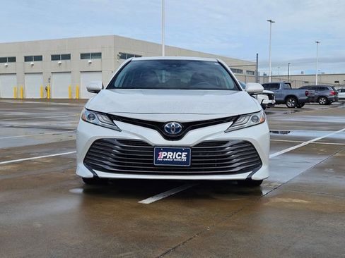 Used 2020 Toyota Camry XLE FWD image 2