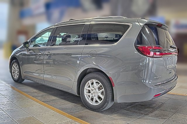 Used 2021 Chrysler Pacifica Touring-L FWD image 4