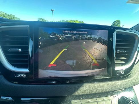 Used 2023 Chrysler Pacifica Touring-L FWD image 21