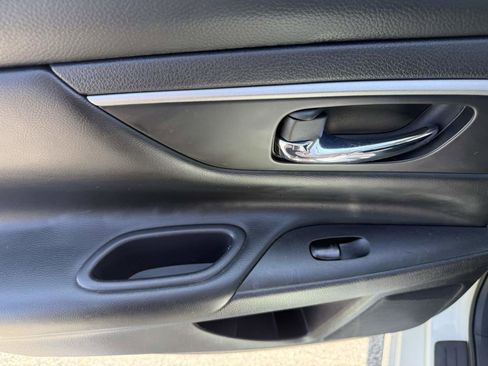 Used 2015 Nissan Altima 2.5 SV FWD image 14