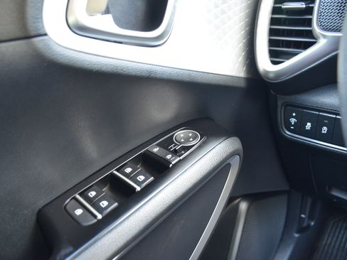 Used 2025 Kia Soul LX w/ LX Technology Package FWD image 44
