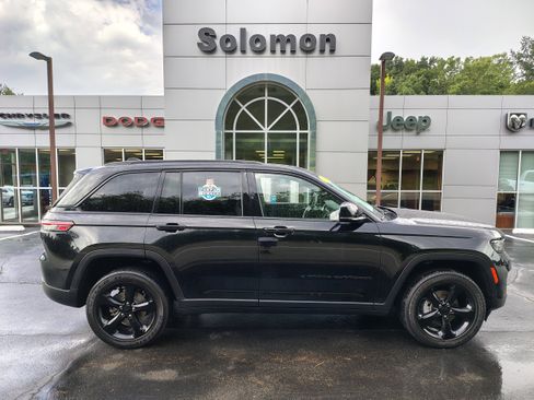 Certified 2023 Jeep Grand Cherokee Altitude image 1