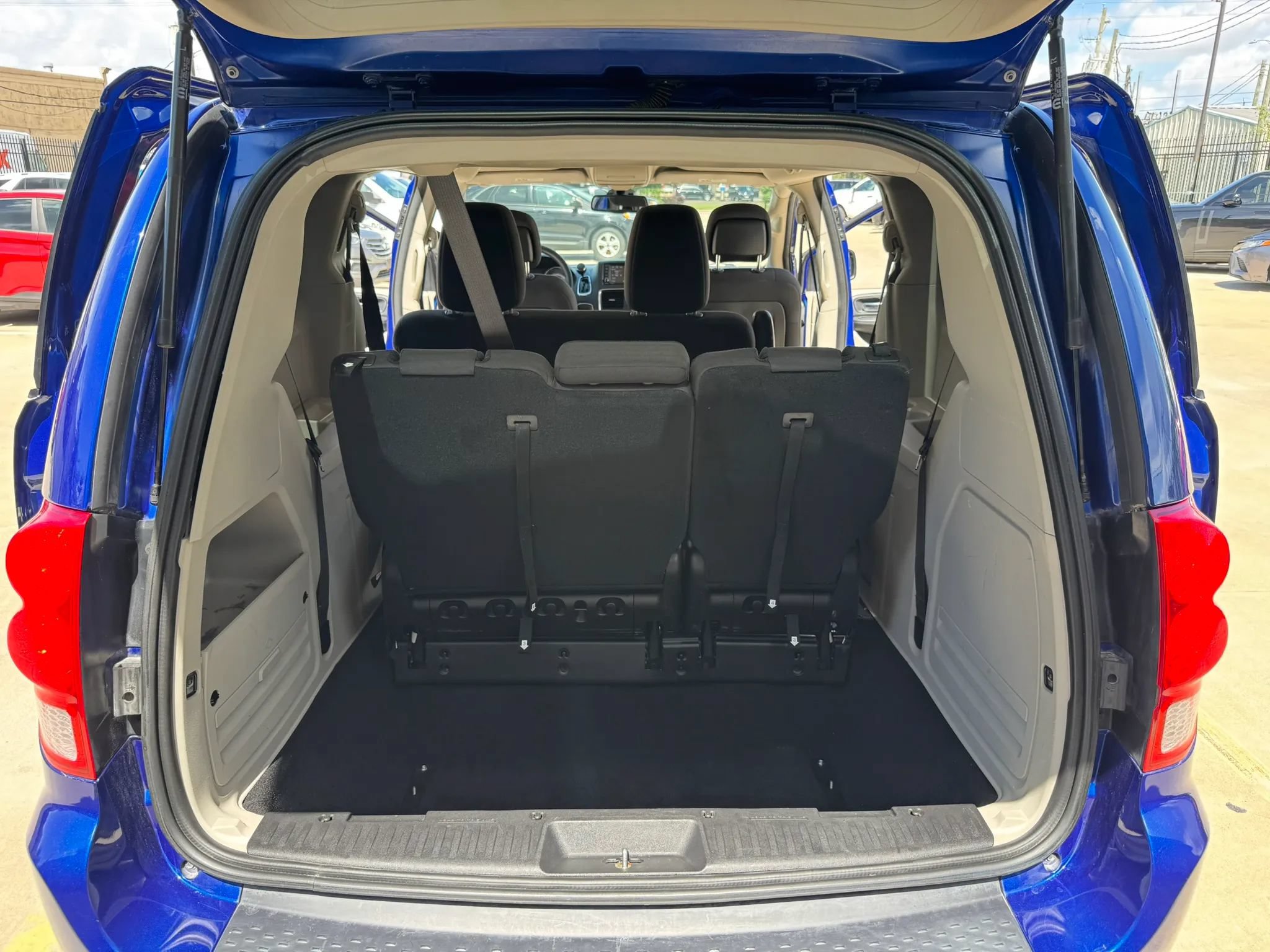 Used 2019 Dodge Grand Caravan SE w/ UConnect Hands-Free Group FWD image 30