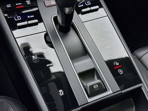 Used 2025 Porsche Macan AWD/4WD image 22