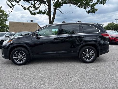 Used 2019 Toyota Highlander XLE AWD/4WD image 3
