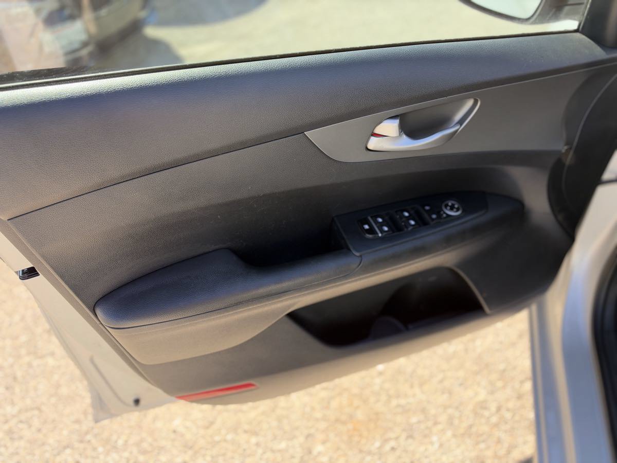 Used 2020 Kia Forte LXS FWD image 8