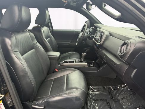 Used 2019 Toyota Tacoma TRD Off-Road w/ TRD Premium Off Road Package AWD/4WD image 15