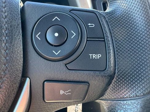 Used 2018 Toyota RAV4 LE image 18