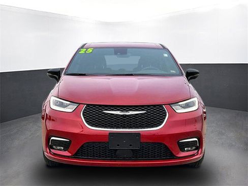 Used 2025 Chrysler Pacifica Select image 2