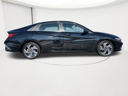 Certified 2025 Hyundai Elantra Limited image 8