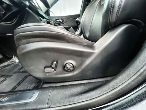 Used 2019 Jeep Cherokee Limited image 14